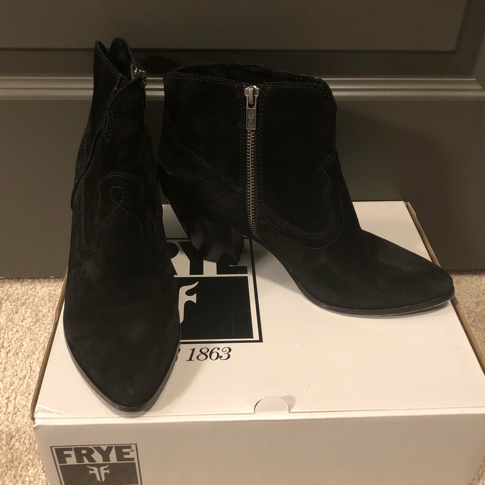 NWOT Frye “Renee” seam short bootie in black suede